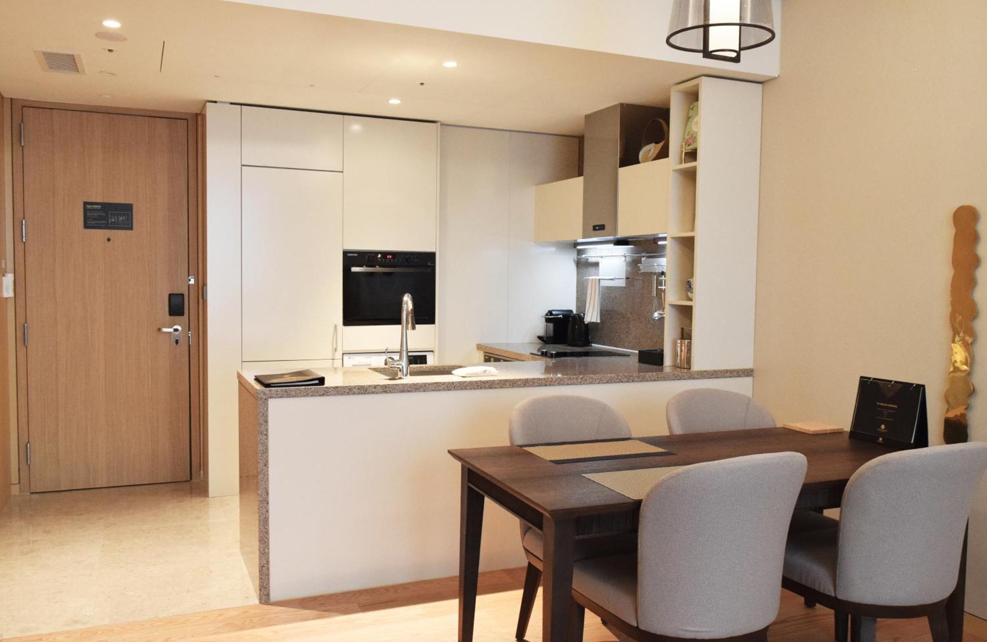 โรงแรม Grand Mercure Ambassador And Residences Yongsan 5*